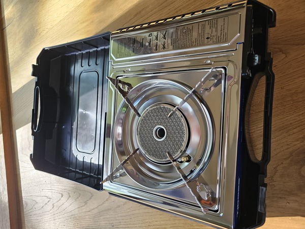 A suitcase-style tourist stove that uses gas cartridges.