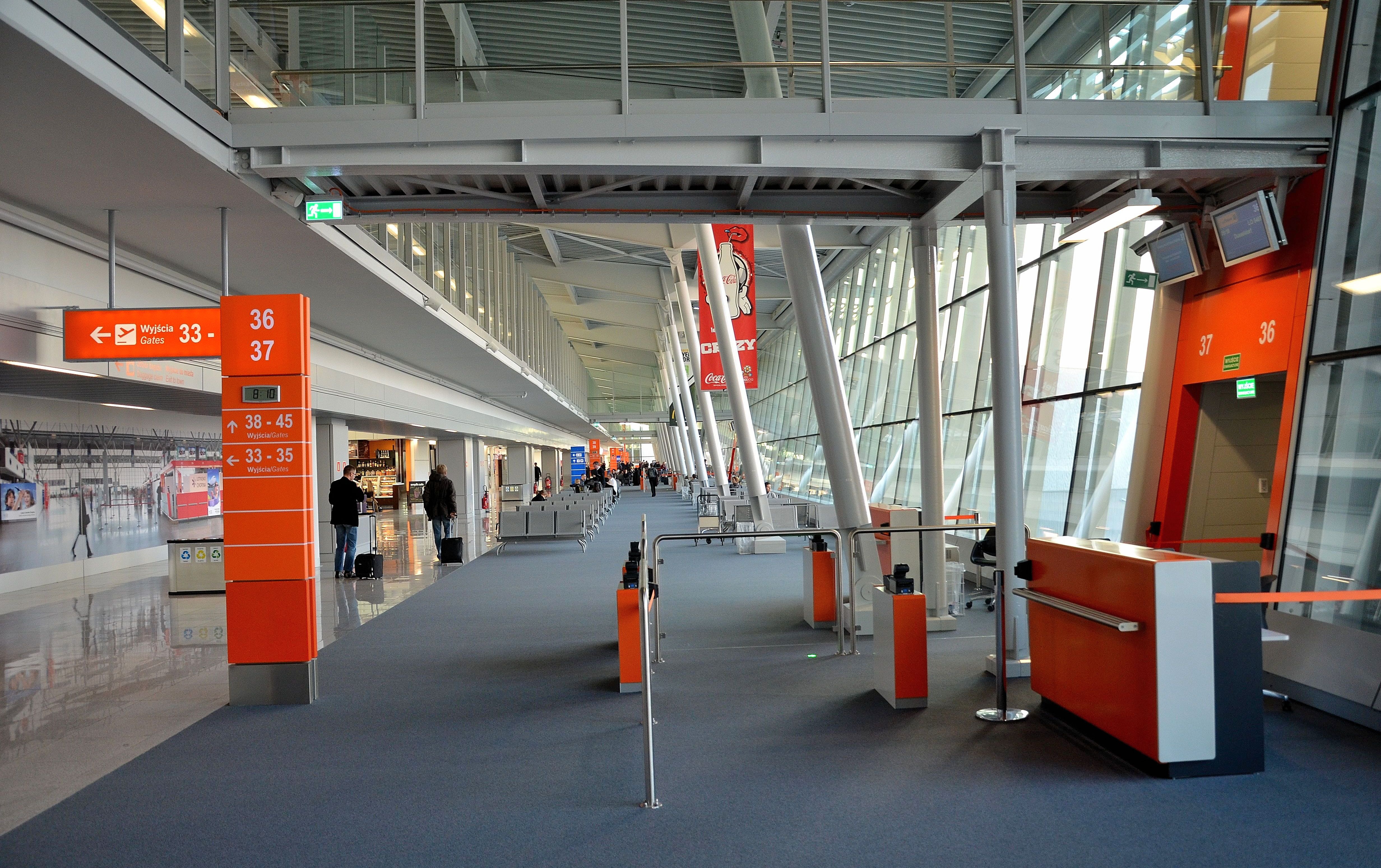 Case Study: Leak of sensitive airport data due to email configuration error (2007)