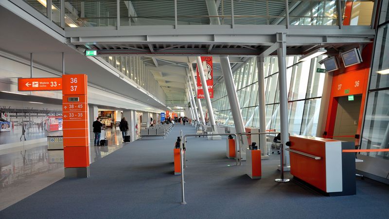 Case Study: Leak of sensitive airport data due to email configuration error (2007)