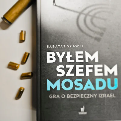 Szpiedzy, spiski i Mossad. Co czytać w te wakacje?