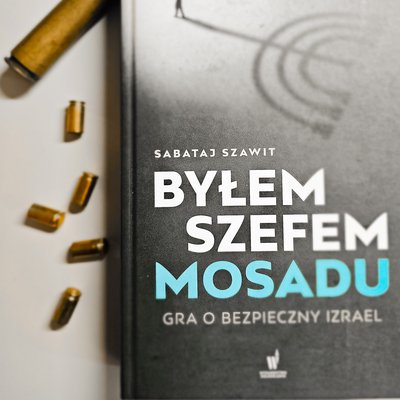 Szpiedzy, spiski i Mossad. Co czytać w te wakacje?