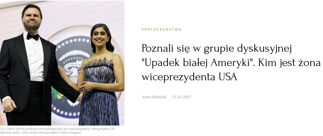 J.D. Vance i Usha Vance podczas uroczystego balu po zaprzysiężeniu w Waszyngtonie, 20 stycznia 2025. Para stoi obok siebie na tle ściany z logo prezydenckim. J.D. Vance ubrany jest w czarny smoking z muszką, Usha Vance ma na sobie granatową, błyszczącą suknię wieczorową bez ramiączek z metalicznym wzorem. Oboje uśmiechają się do kamery.