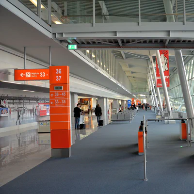 Case Study: Wyciek wrażliwych danych lotniskowych przez błąd konfiguracji e-mail (2007)